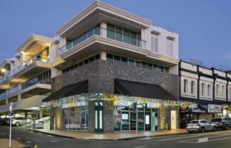 TOP FLOOR WITH DECK AND VIEWS
