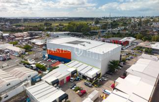 HIGH STUD NEW LYNN UNIT + 6 CARPARKS