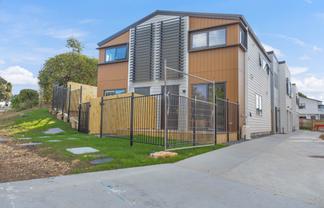 4/196 Royal Road, Massey