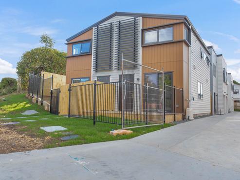 4/196 Royal Road, Massey