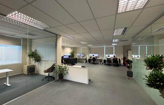 OUTSTANDING VALUE OFFICE, EXCELLENT NATURAL LIGHT
