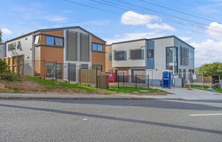 8/196 Royal Road, Massey