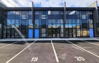 WAREHOUSE / SHOWROOM NEAR SYLVIA PARK
