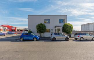 Modern Fringe-CBD Showroom/Warehouse & Office