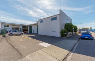 Modern Fringe-CBD Showroom/Warehouse & Office