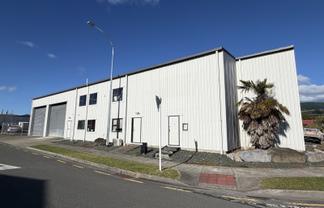 High-Stud warehouse with dual access & amenities