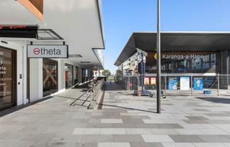TOP RETAIL ON BERESFORD SQUARE

