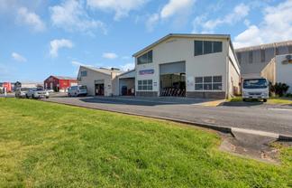 Industrial Warehouse with Gantry & Dual Access