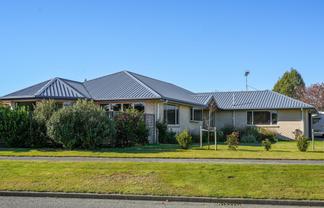 4 Devon Crescent, DARFIELD