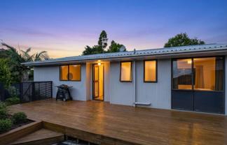2/342C Royal Road, Massey
