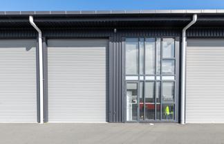 Modern High-Stud Unit in Central Mount