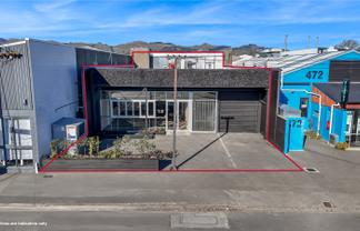 Versatile showroom and warehouse