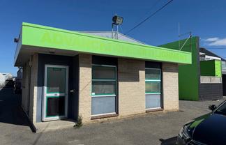 Onekawa Warehouse with 6 Carparks