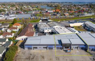 Functional 800m² Warehouse with Dual Access
