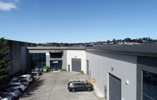 Modern office/warehouse offered for lease