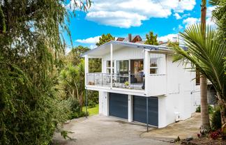 62 Peter Terrace, Castor Bay