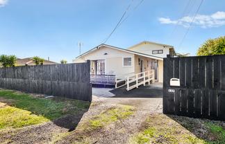 1/137 Centreway Road, Orewa