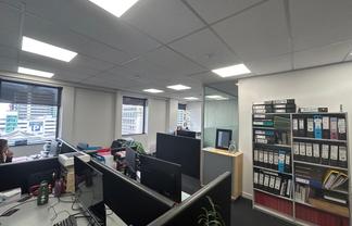 Close to govt - very tidy unit