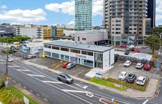 Corner profile Takapuna office with expansive deck