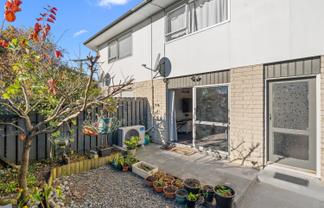 4/14 Church Square, Addington