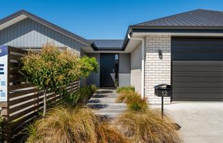 12 Mustang Alley, Burleigh