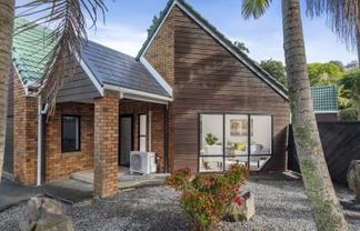 2 Stitchbird Close, Murrays Bay