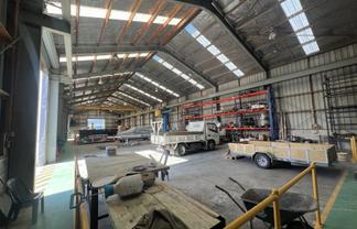 Functional 795sqm warehouse with 5t gantry crane