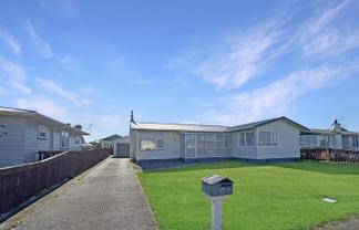 8 Mark Perreau Place, Foxton