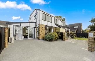 2/189 Onewa Road, Birkenhead