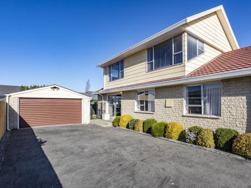 2/17 Nyoli Street, Northcote