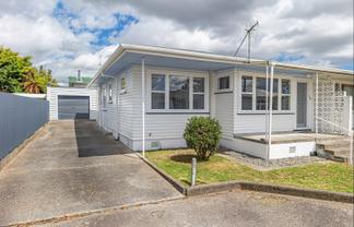 6 Ely Place, Levin