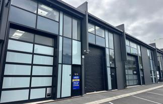 SHOWROOM WITH EXTENSIVE CHATTELS
