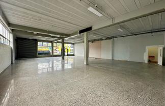 Kingsland showroom with roller door access