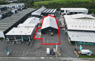 WAREHOUSE OR SHOWROOM WITH EXPOSURE

