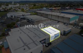 Henderson High Stud Unit + 3 Carparks | 180sqm