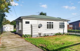 176 High Street North, Carterton