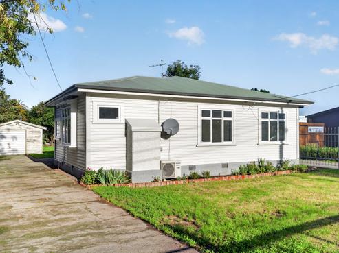 176 High Street North, Carterton