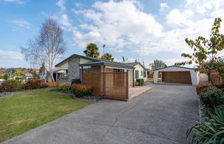 90 Dixon Road, Glenview