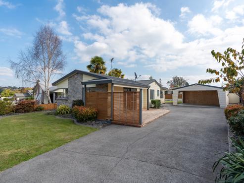 90 Dixon Road, Glenview