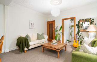 42C Apu Crescent, Lyall Bay
