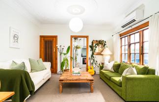 42C Apu Crescent, Lyall Bay