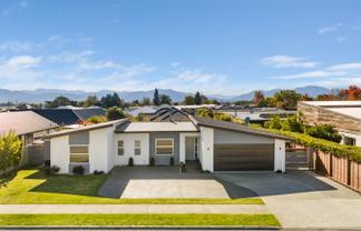 4 Spitfire Drive, Burleigh