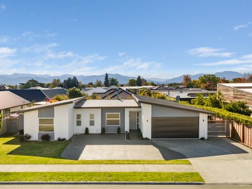 4 Spitfire Drive, Burleigh
