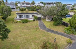11 Beach Road, Manly
