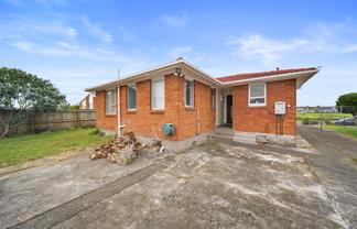 18 Courtenay Crescent, Mangere East