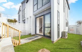 8/234 Te Atatu Road, Te Atatu South