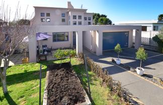 102 Pacific Parade, Army Bay