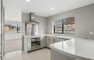 3 Percy Kinsman Crescent, Riverstone Terraces