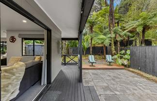 420 Scenic Drive, Waiatarua