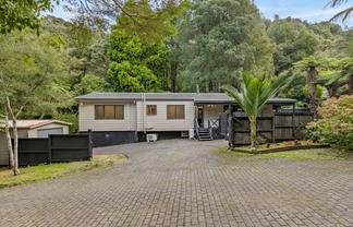 420 Scenic Drive, Waiatarua